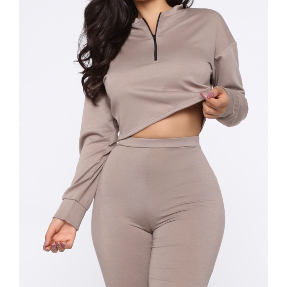 NWT CHICAGO LEGGING SET-TAUPE